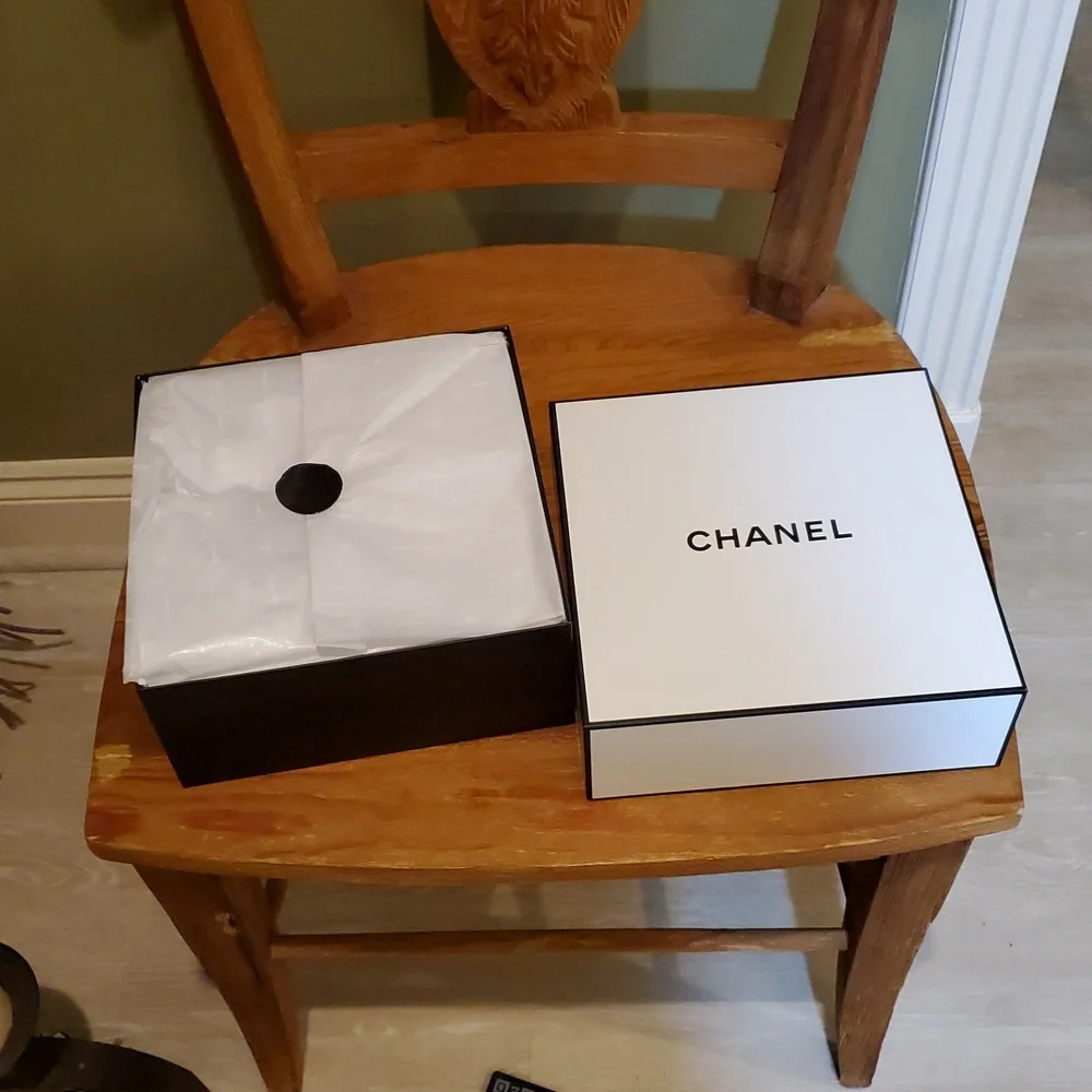 Empty Black and White Chanel Gift Box - Picture 1 of 11